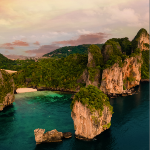 Koh Phi Phi Don, Tailandia, Zumbido aérea de la bahía Maya, Koh Phi Phi, Tailandia, en un hermoso día de verano al atardecer