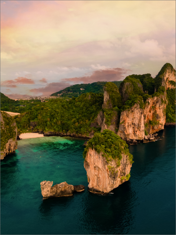 Koh Phi Phi Don, Tailandia, Zumbido aérea de la bahía Maya, Koh Phi Phi, Tailandia, en un hermoso día de verano al atardecer